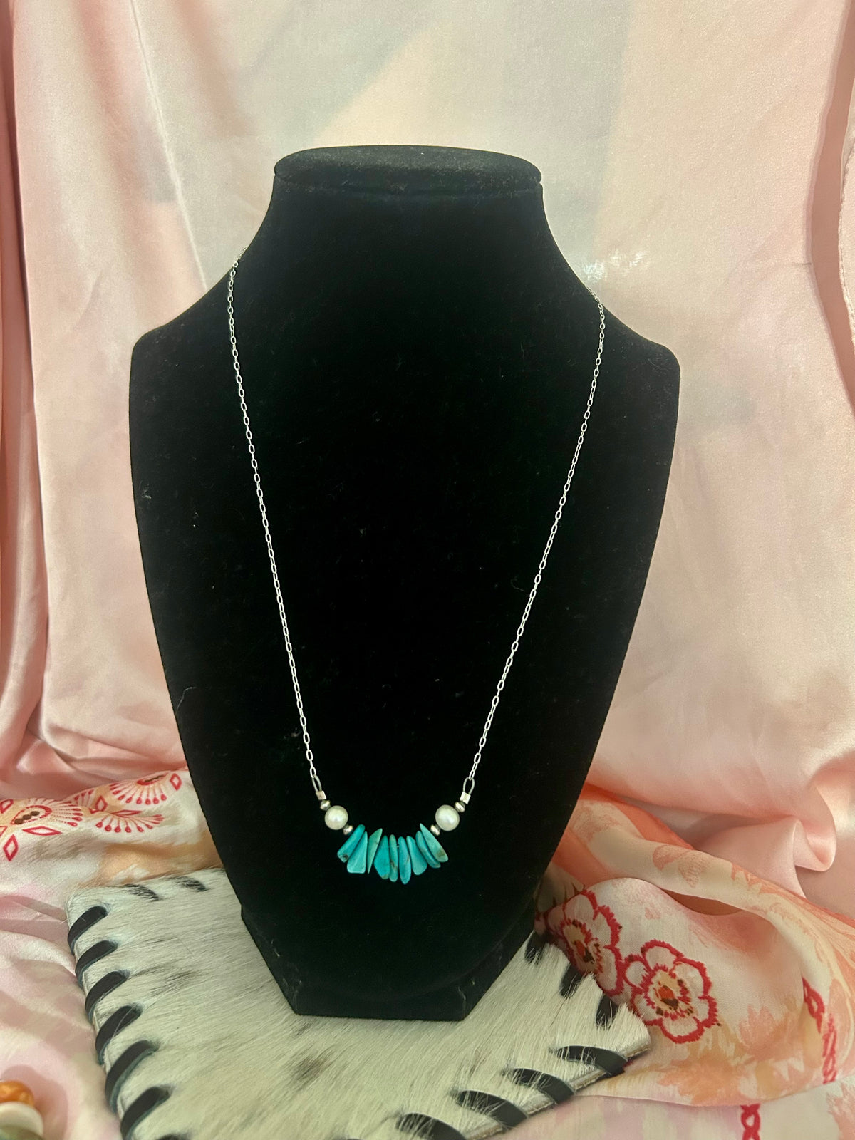 The Turquoise Chip With Pearls Chain Necklace